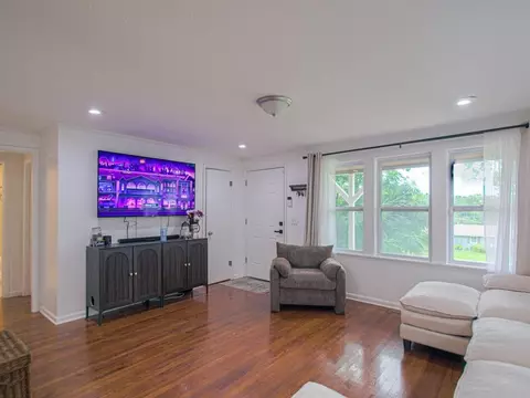 Living - 20118 E Truman Rd, Independence, MO 64056 photo 2 of 4