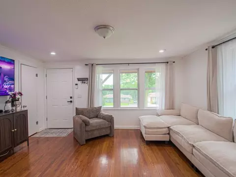 Living - 20118 E Truman Rd, Independence, MO 64056 photo 3 of 4