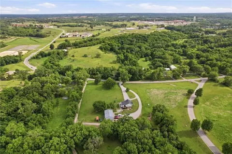 964 N 5th Hwy, Lansing, KS 66043