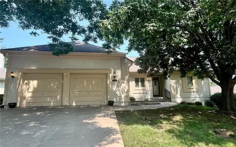 7924 W 118th Ter, Overland Park, KS 66210