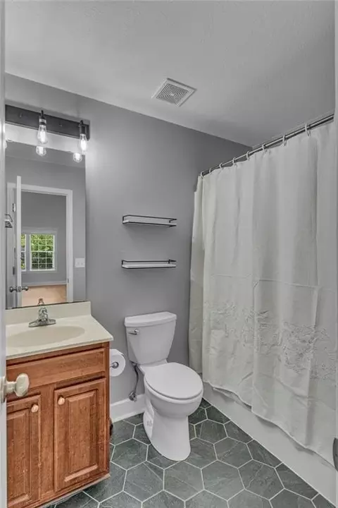 Bath - 931 E 14th Ter, Eudora, KS 66025 photo 1 of 5