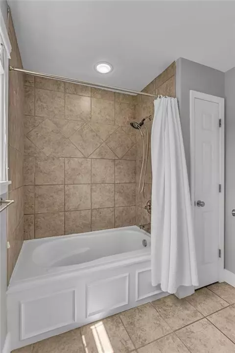 Bath - 931 E 14th Ter, Eudora, KS 66025 photo 3 of 5