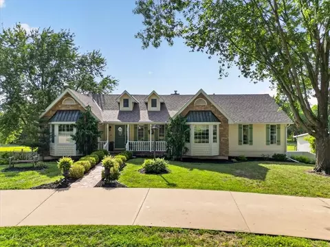 3216 S Bellechase Dr, Grain Valley, MO 64029