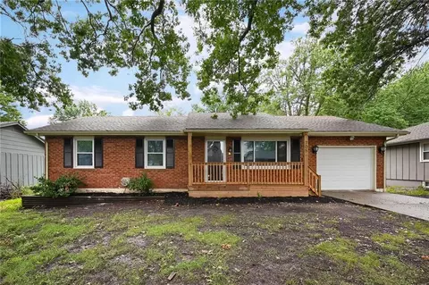 Exterior - 705 NE Darwin St, Lees Summit, MO 64063 photo 2 of 4