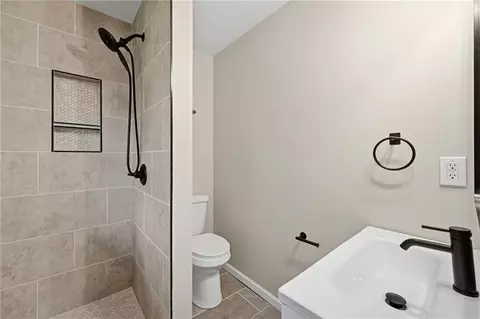 Bath - 705 NE Darwin St, Lees Summit, MO 64063 photo 2 of 3