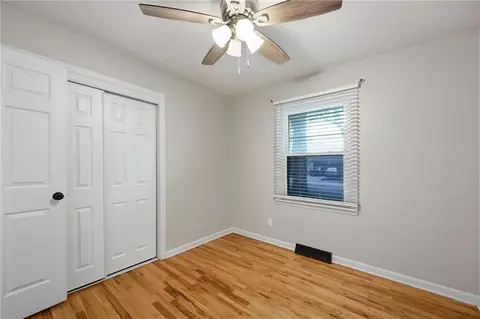 Bedroom - 705 NE Darwin St, Lees Summit, MO 64063 photo 3 of 5