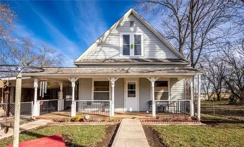1869 S Broadway, Amoret, MO 64722