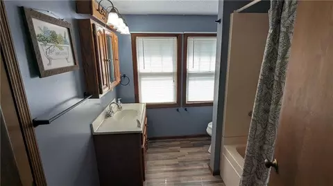 Bath - 503 Kickapoo St, Hiawatha, KS 66434 photo 2 of 2