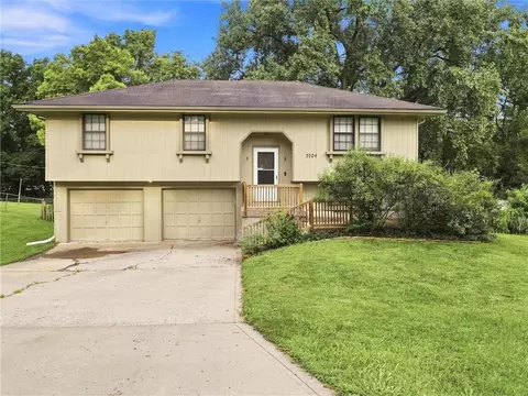 3704 N Woodland Ave, Kansas City, MO 64116
