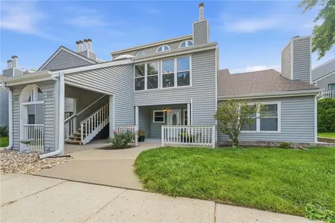 8751 W 106th Ter, Overland Park, KS 66212