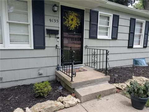 Exterior - 9135 Richards Dr, Raytown, MO 64133 photo 1 of 8