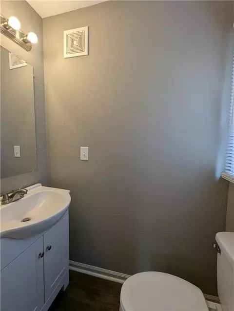 Bath - 9135 Richards Dr, Raytown, MO 64133 photo 1 of 4