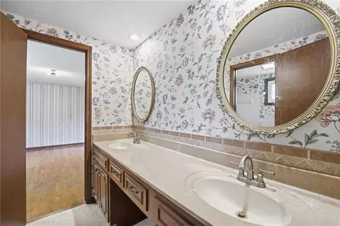 Bath - 4332 S Dover Ave, Independence, MO 64055 photo 7 of 9