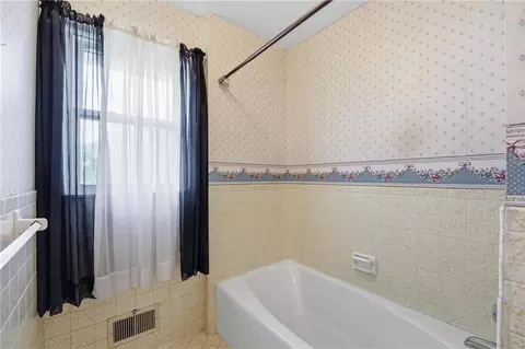 Bath - 4332 S Dover Ave, Independence, MO 64055 photo 6 of 9