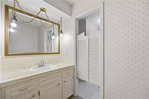 Bath - 4332 S Dover Ave, Independence, MO 64055 photo 4 of 9