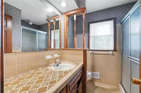Bath - 4332 S Dover Ave, Independence, MO 64055 photo 3 of 9