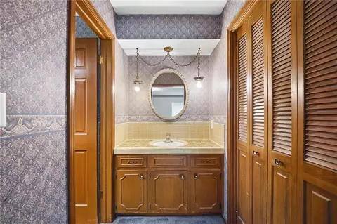 Bath - 4332 S Dover Ave, Independence, MO 64055 photo 2 of 9