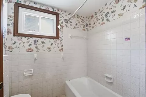 Bath - 4332 S Dover Ave, Independence, MO 64055 photo 8 of 9
