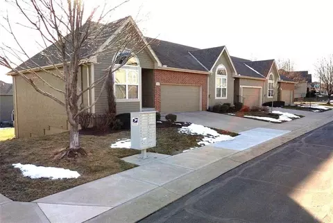 15621 W 61st St, Shawnee, KS 66217