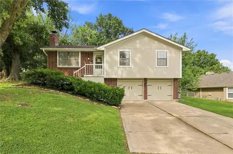 717 SE Parkwood Ct, Blue Springs, MO 64014