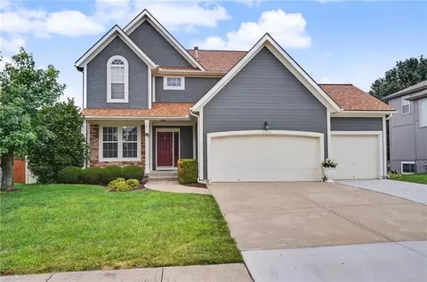8438 Timber Ridge St, De Soto, KS 66018