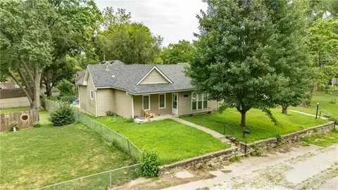 906 N 8th St, Leavenworth, KS 66048