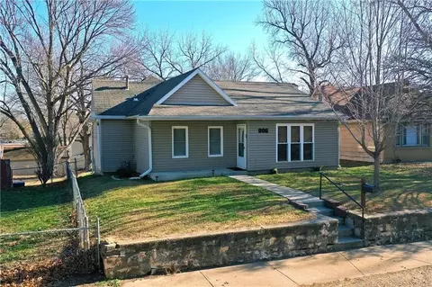 906 N 8th St, Leavenworth, KS 66048