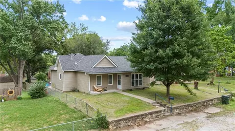 906 N 8th St, Leavenworth, KS 66048