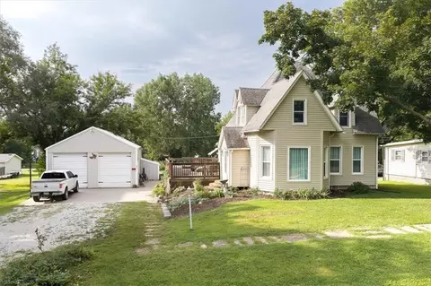 409 E Lucy St, Mclouth, KS 66054