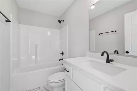 Bath - 413 Woodview Dr, Raymore, MO 64083 photo 1 of 5
