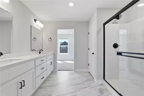 Bath - 413 Woodview Dr, Raymore, MO 64083 photo 2 of 5