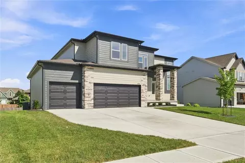 Exterior - 413 Woodview Dr, Raymore, MO 64083 photo 2 of 7