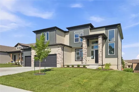 Exterior - 413 Woodview Dr, Raymore, MO 64083 photo 3 of 7