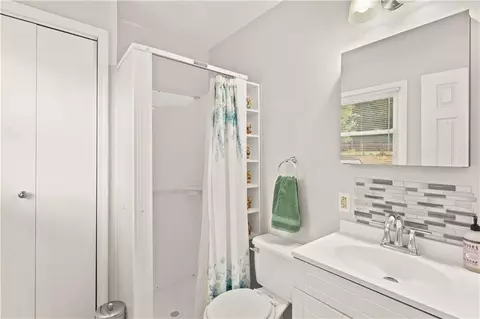 Bath - 16109 E 17th St, Independence, MO 64050 photo 1 of 2