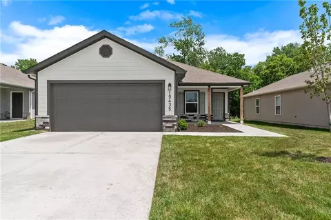 435 Valley View Dr, Tonganoxie, KS 66086