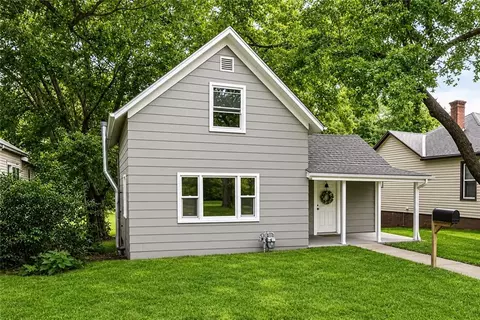 1207 S 2nd St, Leavenworth, KS 66048
