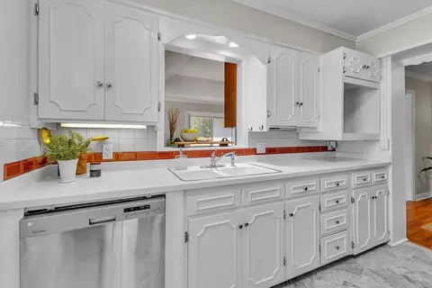 Kitchen - 2611 Parallel Ave, Saint Joseph, MO 64506 photo 4 of 5