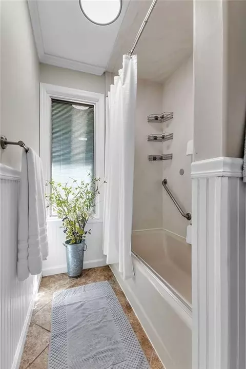 Bath - 2611 Parallel Ave, Saint Joseph, MO 64506 photo 2 of 4
