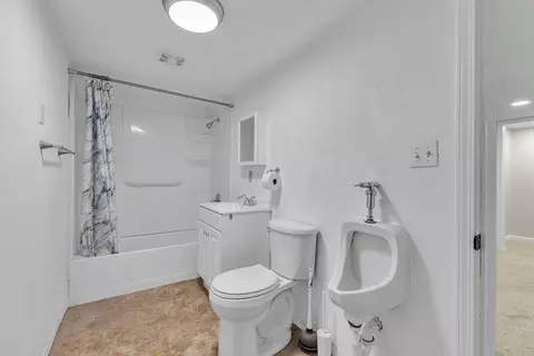 Bath - 2611 Parallel Ave, Saint Joseph, MO 64506 photo 4 of 4