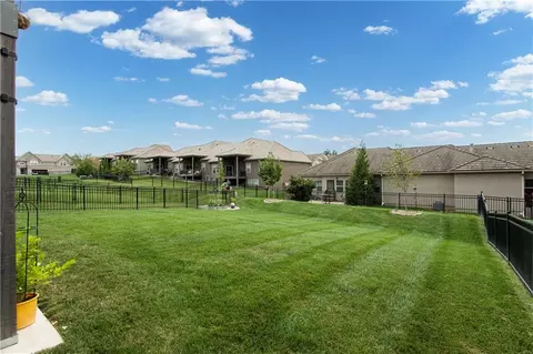 Exterior - 809 NE Algonquin St, Lees Summit, MO 64064 photo 3 of 9