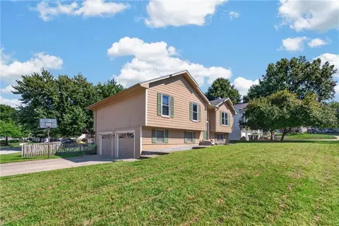 Exterior - 800 NE Bristol Dr, Lees Summit, MO 64086 photo 3 of 6