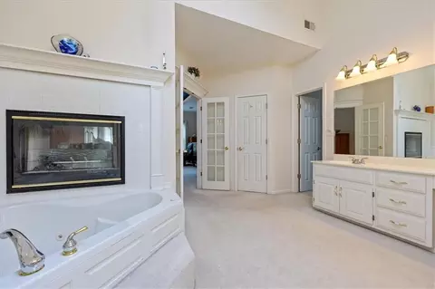 Bath - 605 Edgewood Dr, Lees Summit, MO 64081 photo 4 of 9