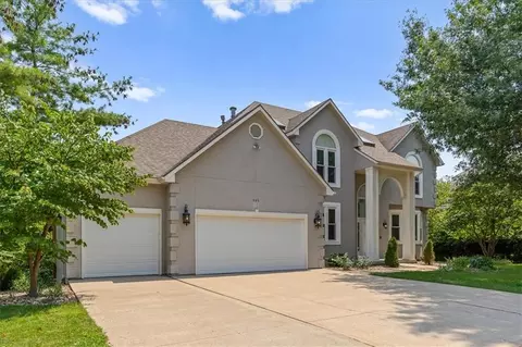 Exterior - 605 Edgewood Dr, Lees Summit, MO 64081 photo 2 of 5