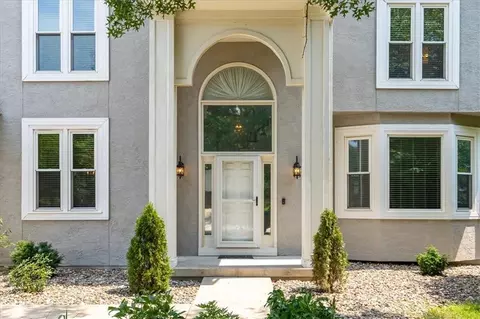 Exterior - 605 Edgewood Dr, Lees Summit, MO 64081 photo 3 of 5