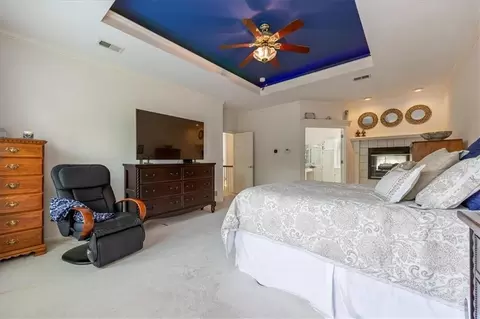 Bedroom - 605 Edgewood Dr, Lees Summit, MO 64081 photo 2 of 4