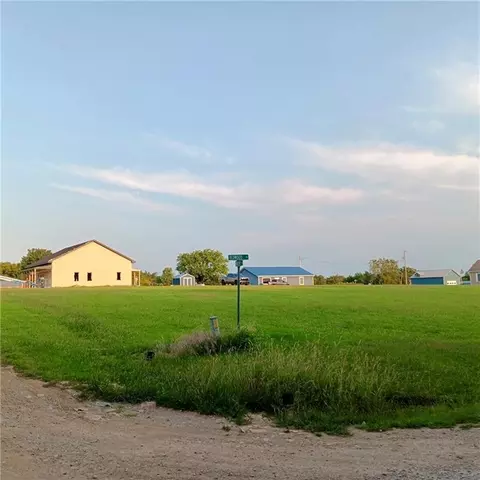 1 Newberry Dr, Linn Valley, KS 66040