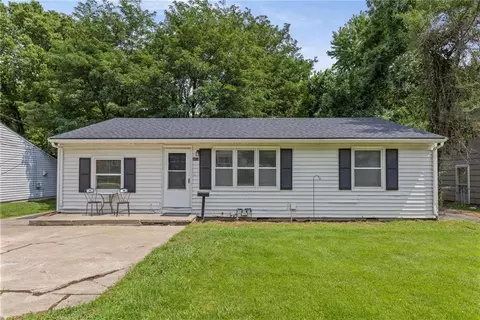 2414 NE Pursell Rd, Gladstone, MO 64118