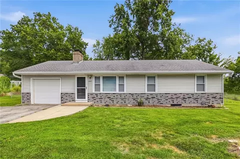 6807 N Brookside Rd, Pleasant Valley, MO 64068