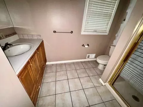 Bath - 16900 Ellison Way, Independence, MO 64055 photo 1 of 4