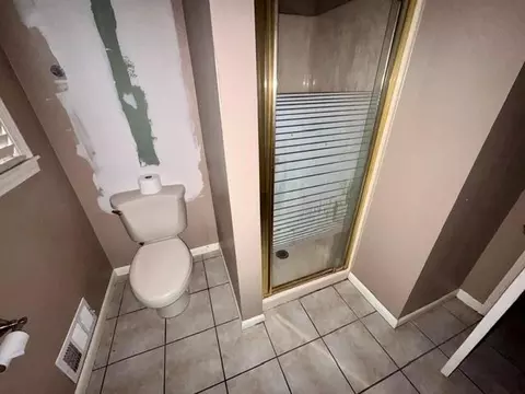 Bath - 16900 Ellison Way, Independence, MO 64055 photo 2 of 4